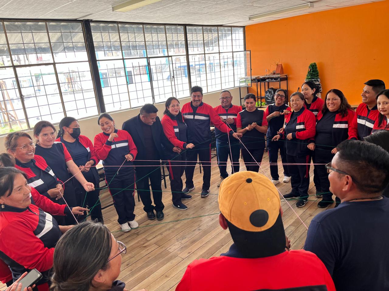 Participantes durante una dinámica grupal de integración