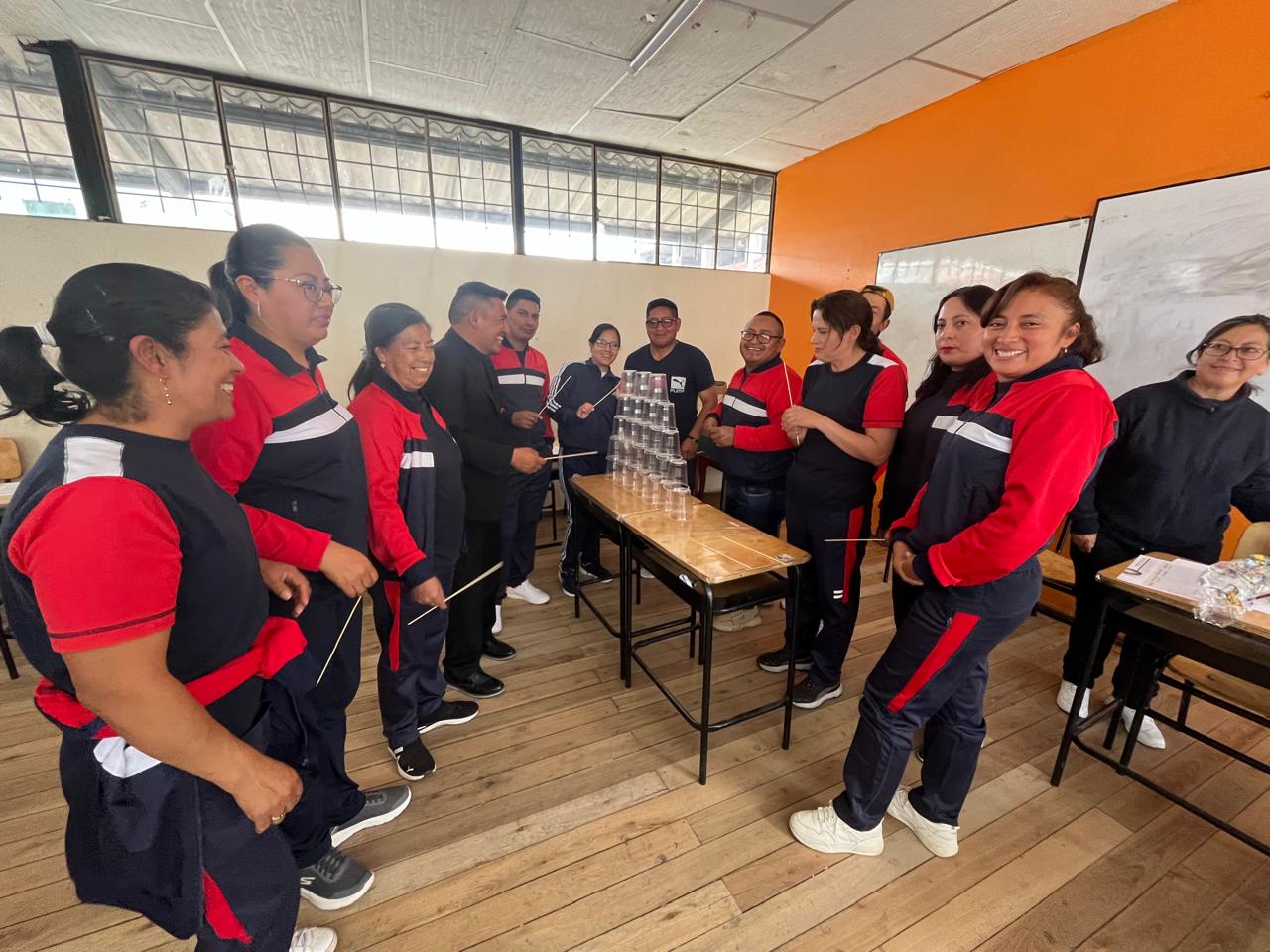 Equipo desarrollando una actividad colaborativa