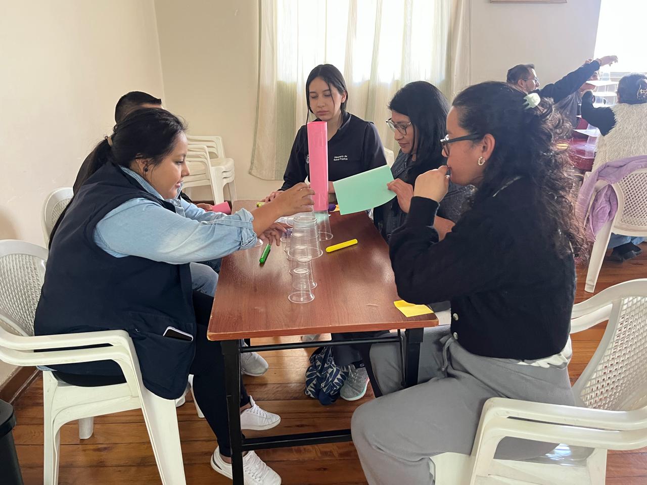 Participantes trabajando en equipo durante un taller
