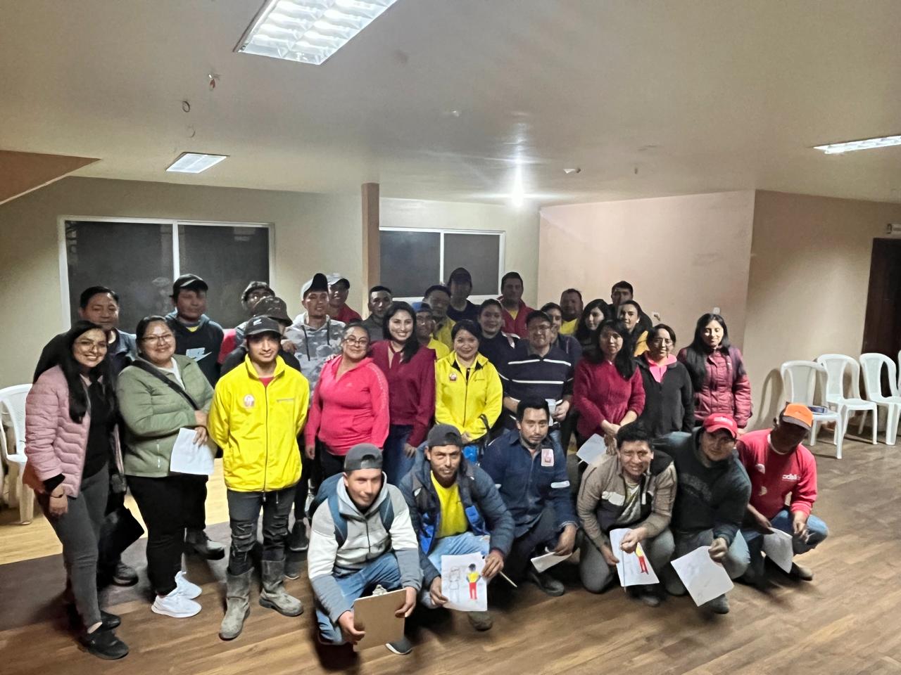 Grupo participante en un taller de fortalecimiento de equipos